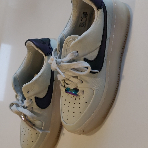 Nike Women's Sneakers White and Black - Picture 2 of 7